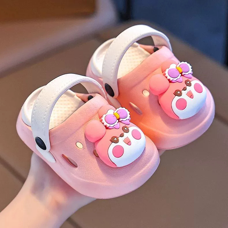 Обувь Croc для детей и девочек, новая пляжная верхняя одежда на толстой подошве, детские дышащие и милые детские летние тапочки с героями мультфильмов.