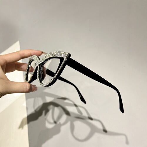 2025 Simple Diamond-Inlaid Sunglasses: Fashionable European & American Retro Cat-Eye Design with Diamond-Encrusted Chain – Premium-Look for Women