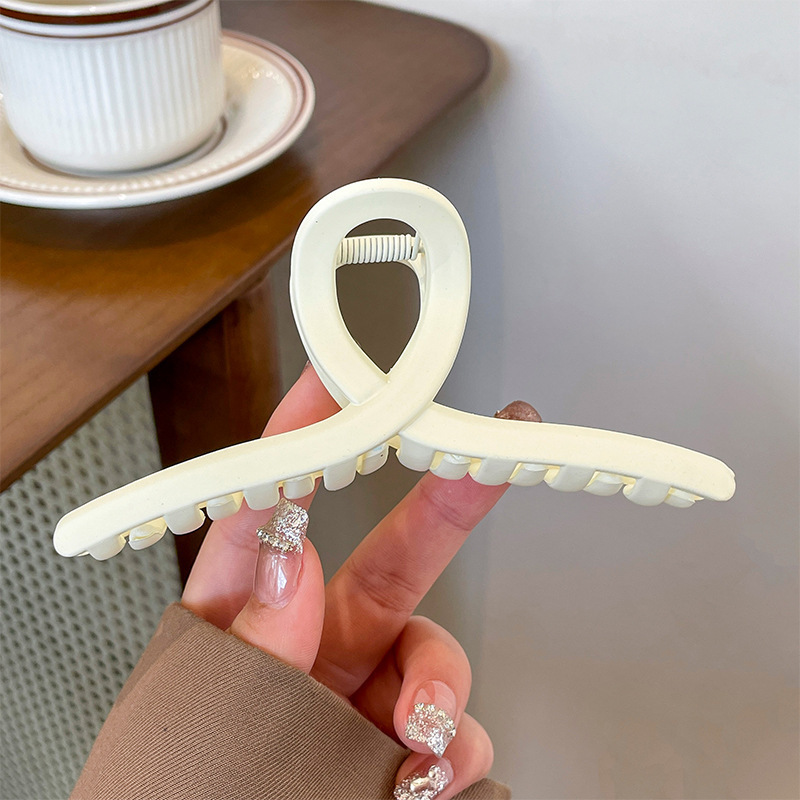 ミルクコーヒー色インスタイル大型サメクリップハイエンドヘアアクセサリー女性のつや消しヘアクリップかわいい卸売|undefined