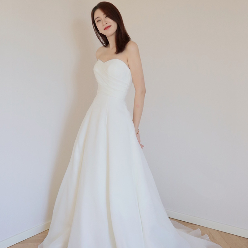 New French-Style Satin Strapless Wedding Dress for Brides, White Simple Travel Photography Veil with a High-End and Niche Feel