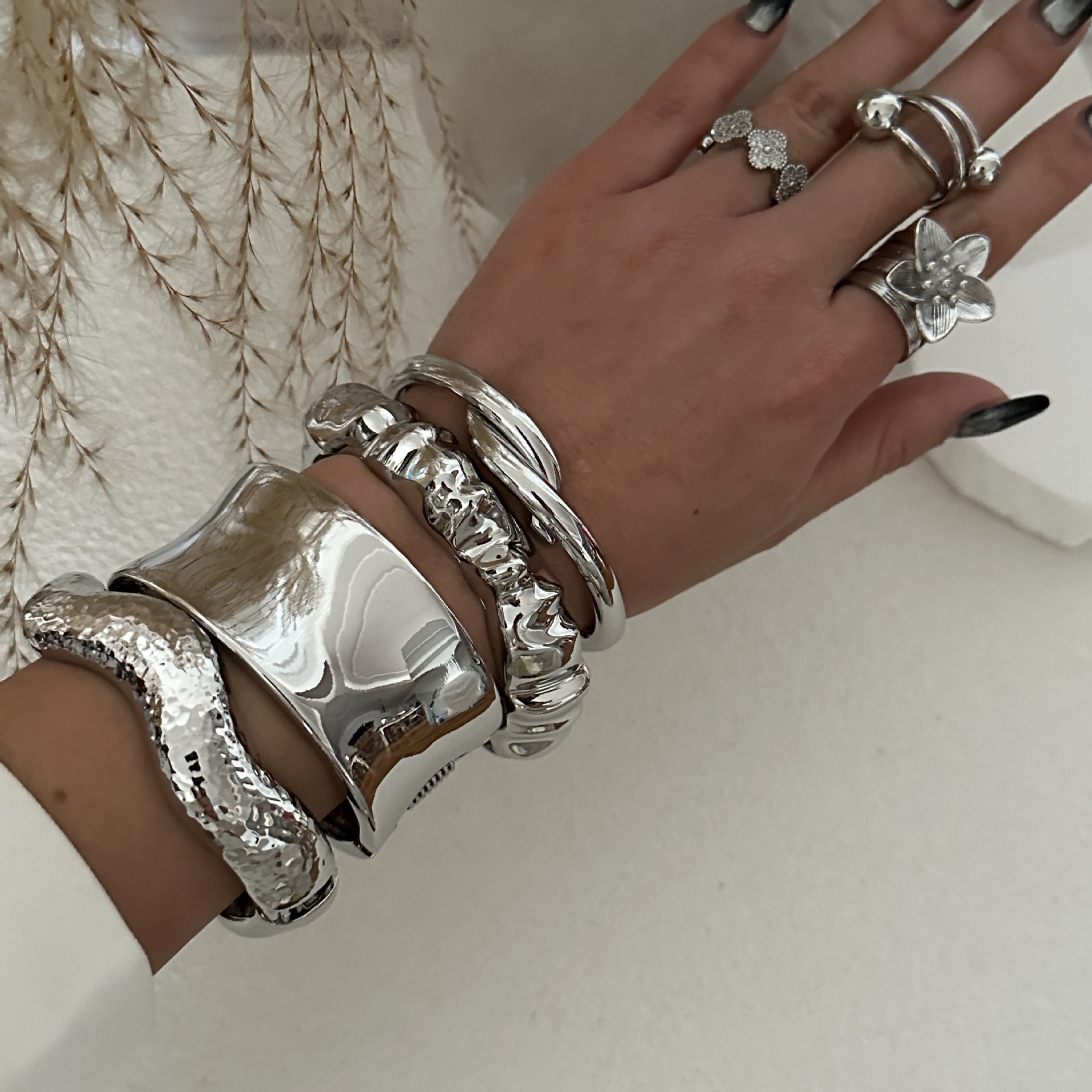 56g Weight Bangle Classification Alloy Chain Material 1 Piece Quantity Daily Occasion Alloy Material Solid Color Pattern Women's Gender Plating Design Exaggerated, Simple Style Style Exaggerated Simple Style Solid Color Alloy Bangles Wholesale 3