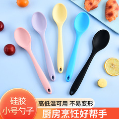 メーカー直売のシリコンスプーンの小さいサイズの半透密は更に子供の補助食品の道具のミニスプーンのスプーンのサラダです。