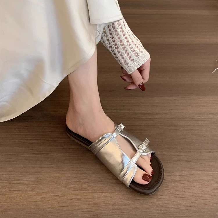 Французские ретро корейские серебряные тапочки для женщин, летняя верхняя одежда, отпуск, новые стильные тапочки, пляжные сандалии на плоской подошве