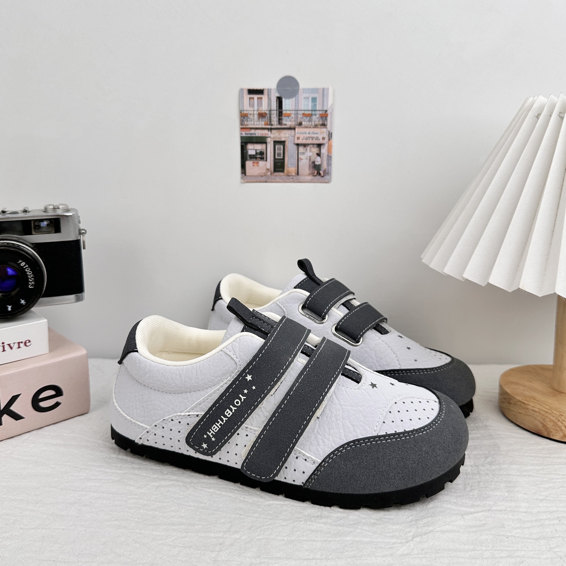 Yuanbo versátil zapatos de entrenamiento alemán 2025 otoño nuevos zapatos deportivos ligeros para estudiantes zapatos casuales planos zapatos de skate