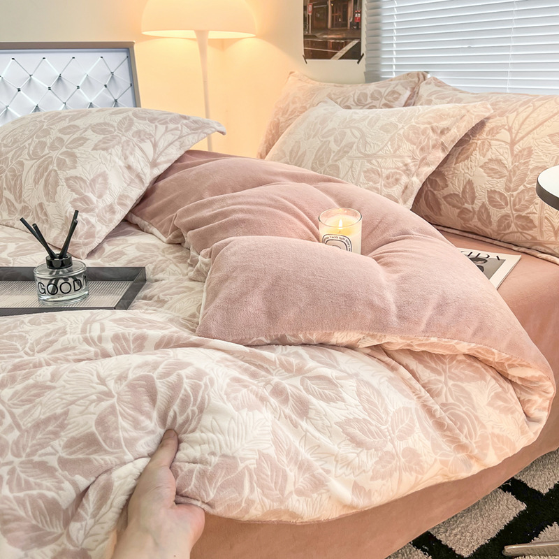 クラスAの牛乳の絨毯のベッドの上の4つのセットの冬の彫刻の絨毯のサンゴの絨毯とベルベットの保温の厚い布団のシーツの3つのセット