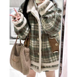 日系风复古格纹设计感小众羊羔毛外套女冬季年新款宽松型加厚大衣