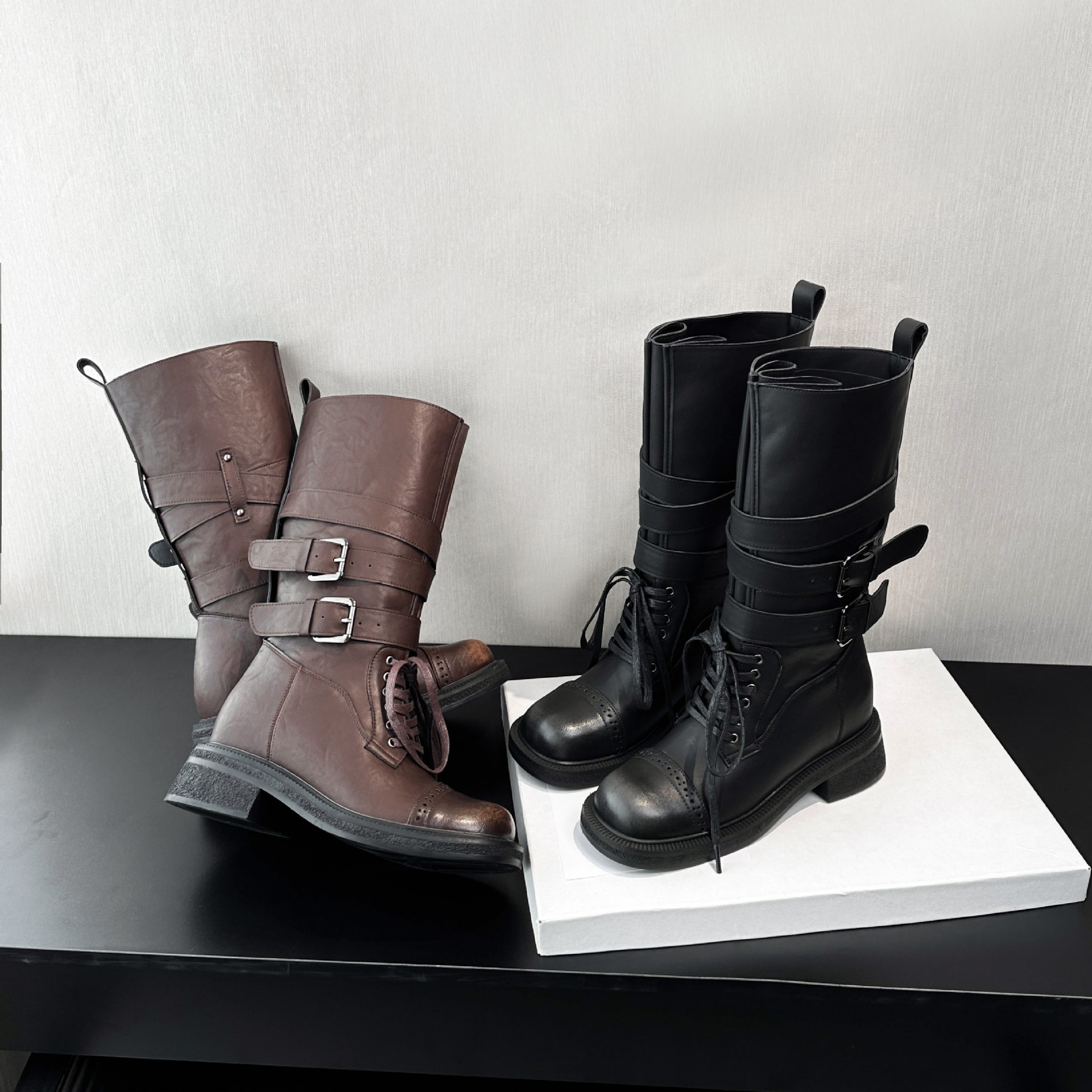 Botas Martin de Caña Media y Tacón Grueso para Mujer de 8 cm en Superfibra con Hebilla para Otoño e Invierno image 2