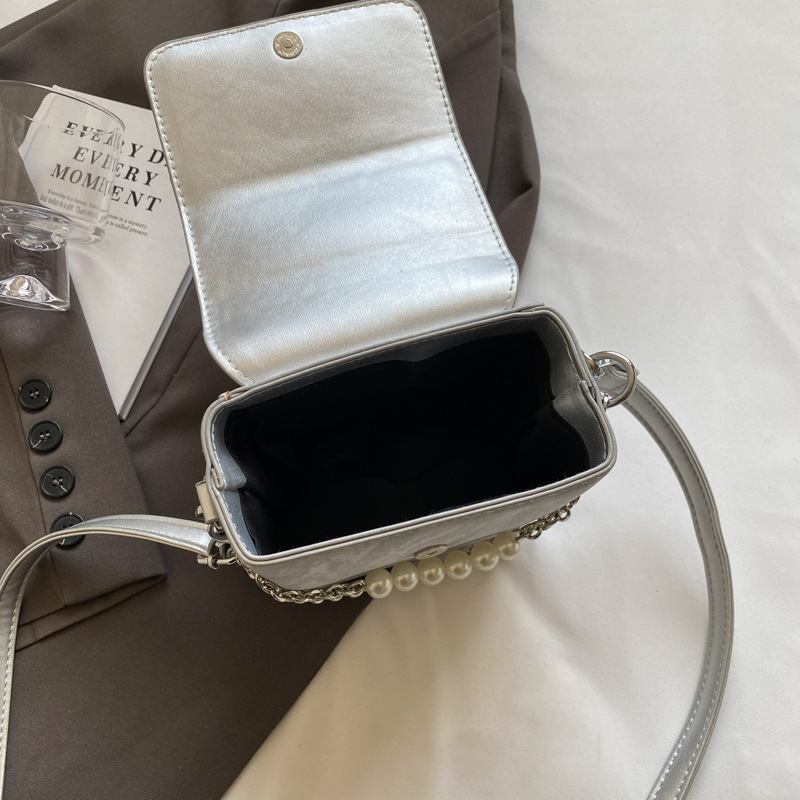 Niche Handheld Box 2024 New Color Contrasting Crossbody Fashion Butterfly Commuter Phone Shoulder Bag_voghion.com