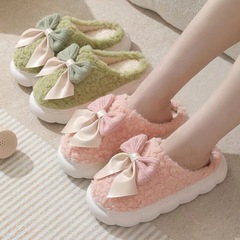 蝶結びは糞感のある綿のスリッパを踏んでいます。