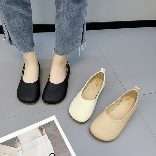Plus-size French-style grandma shoes: Ultra-soft, low-heeled, vintage-inspired spring/summer women's flats with a shallow toe box and small leather bow details.