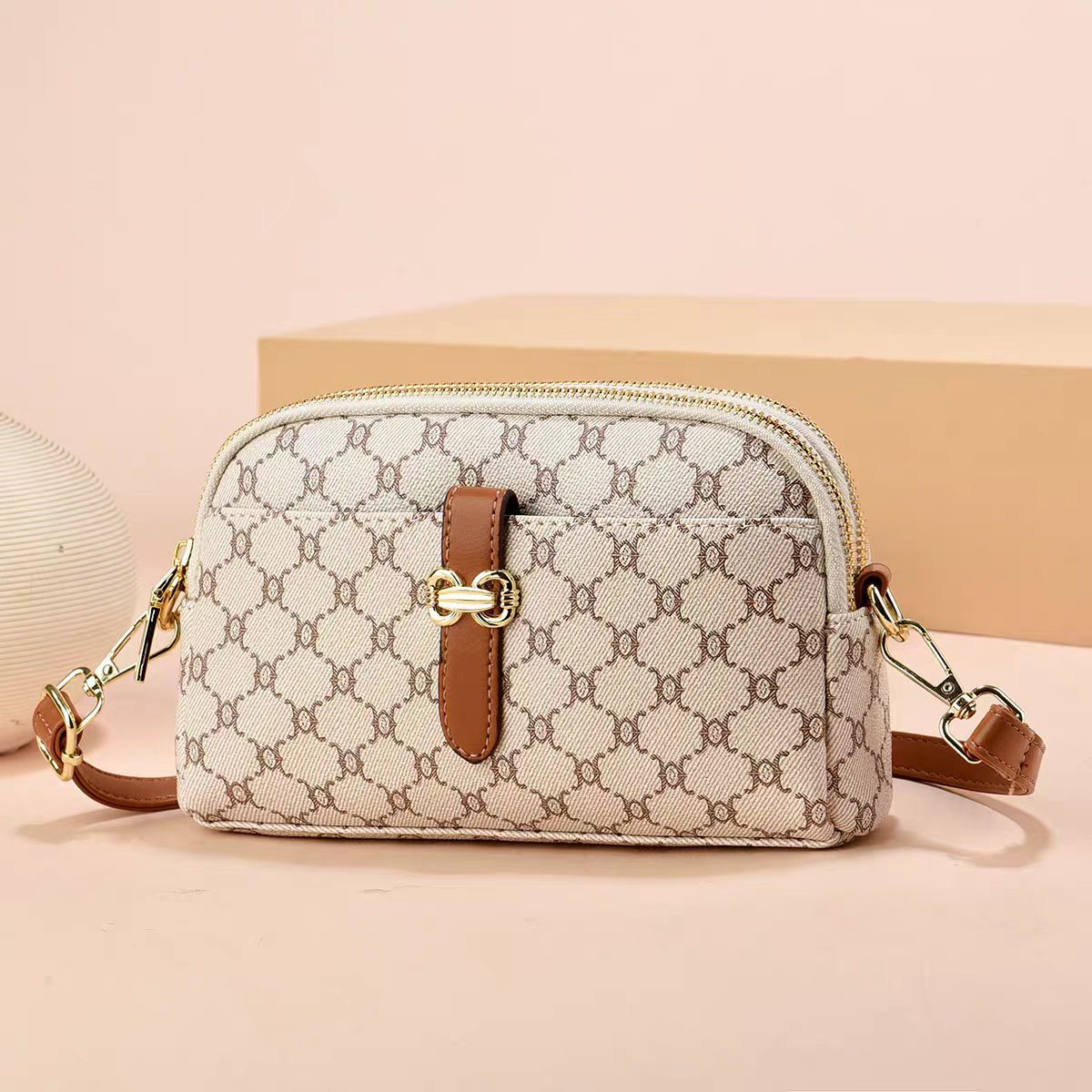 Bolsos de fábrica para mujer 2025 primavera y verano nuevo bolso cuadrado pequeño de mensajero de un solo hombro fresco y dulce estilo explosivo al por mayor