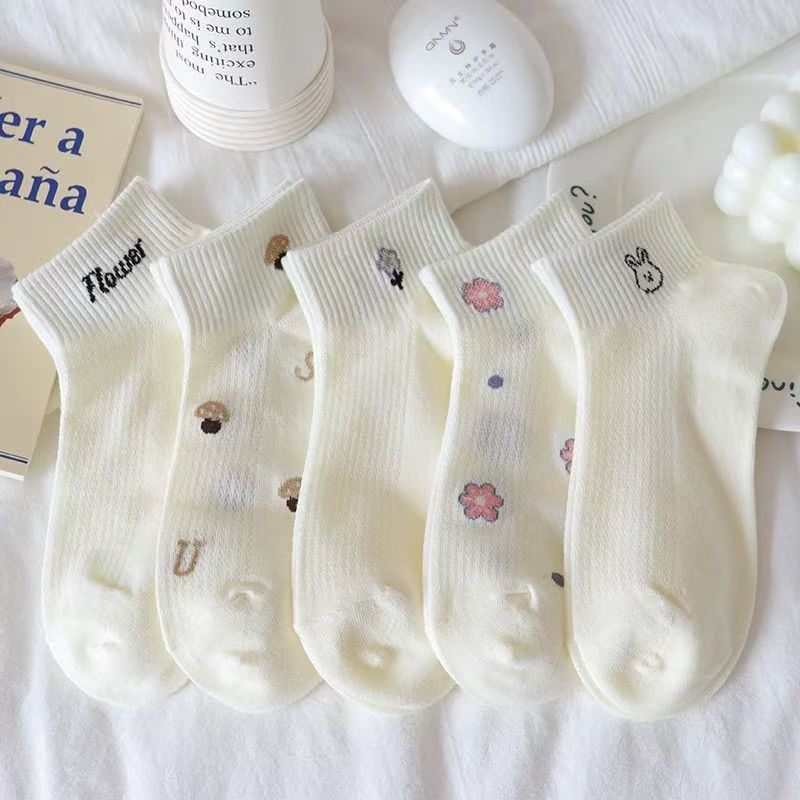 Primavera y verano nuevo estilo estilo universitario bordado blanco calcetines deportivos para estudiantes al por mayor lindos, transpirables y cómodos calcetines de tubo delgados