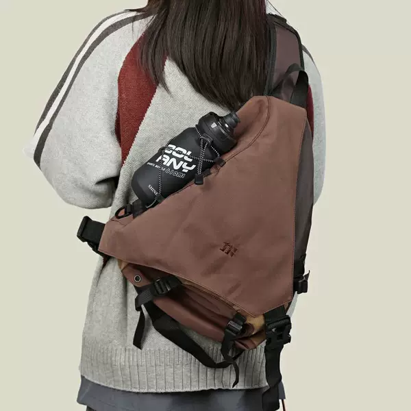High-value Mountain Outdoor Trendy Brand Retro Water-repellent Commuter Riding Sports Bow and Arrow Bag Lightweight Crossbody Shoulder Bag