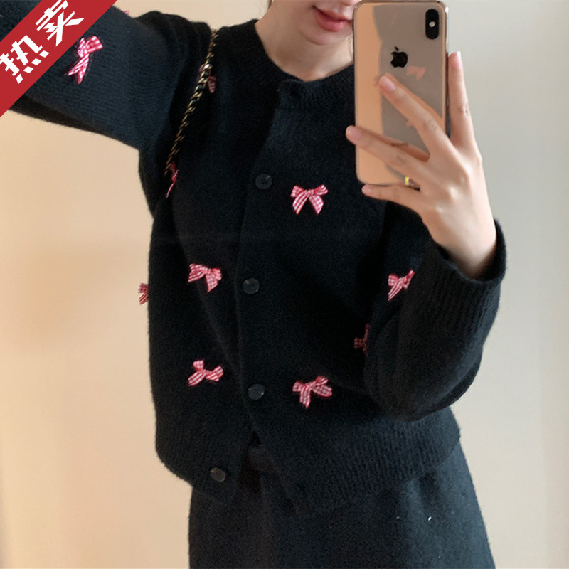 Design cute fitted knitted sweater with bow with a round collar
