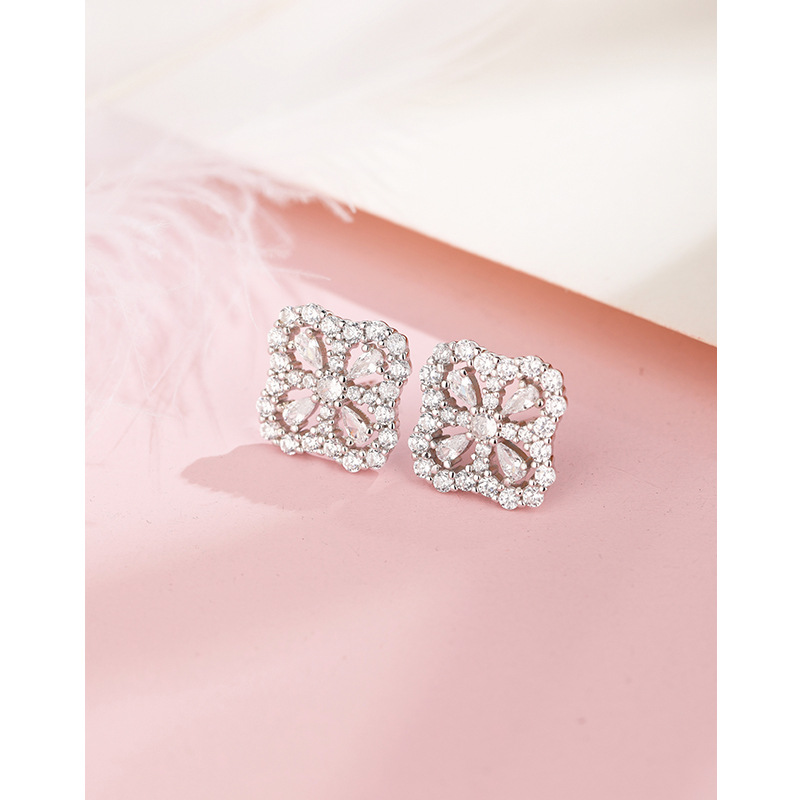 Pendientes de trébol de diamante completo para las mujeres 925 plata esterlina Luz de lujo de alto grado nicho diseño elegante pendientes de flores
