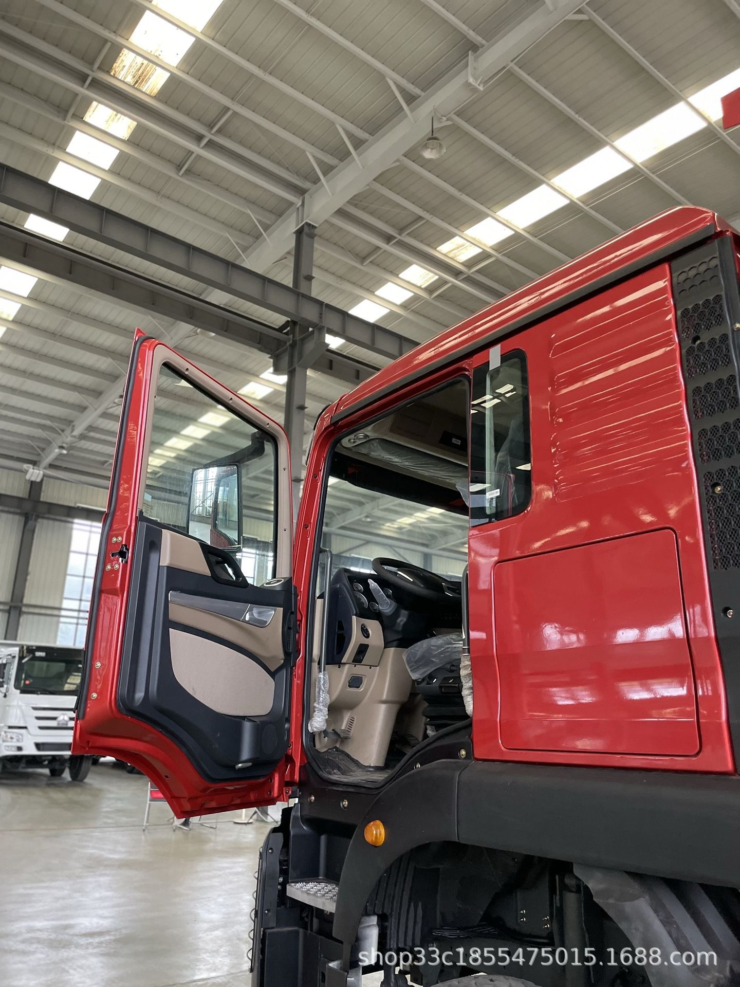 Export Howotx Eight-Wheel Dump Truck with Euro 2 Emissions for Heavy-Duty Engineering, Direct Supply from the Factory