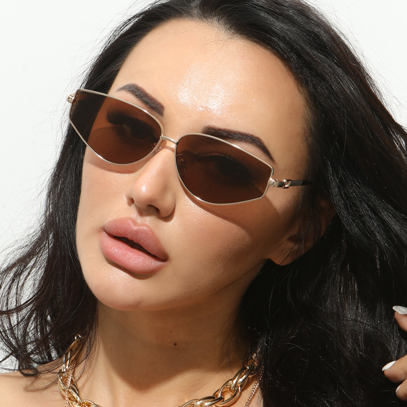 Trendy Metal Cat Eye Sunglasses - Image 4