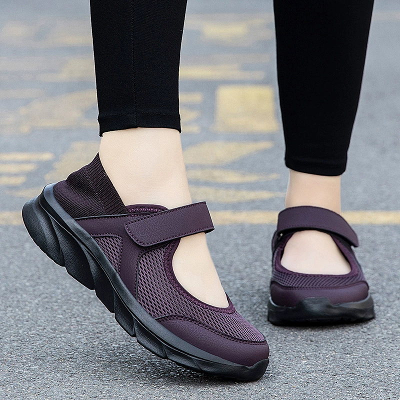 Старые пекинские тканевые туфли для женщин летом, дышащая обувь для пожилых людей, мягкая подошва для мам среднего и пожилого возраста, спортивные сандалии с сеткой на толстой подошве.