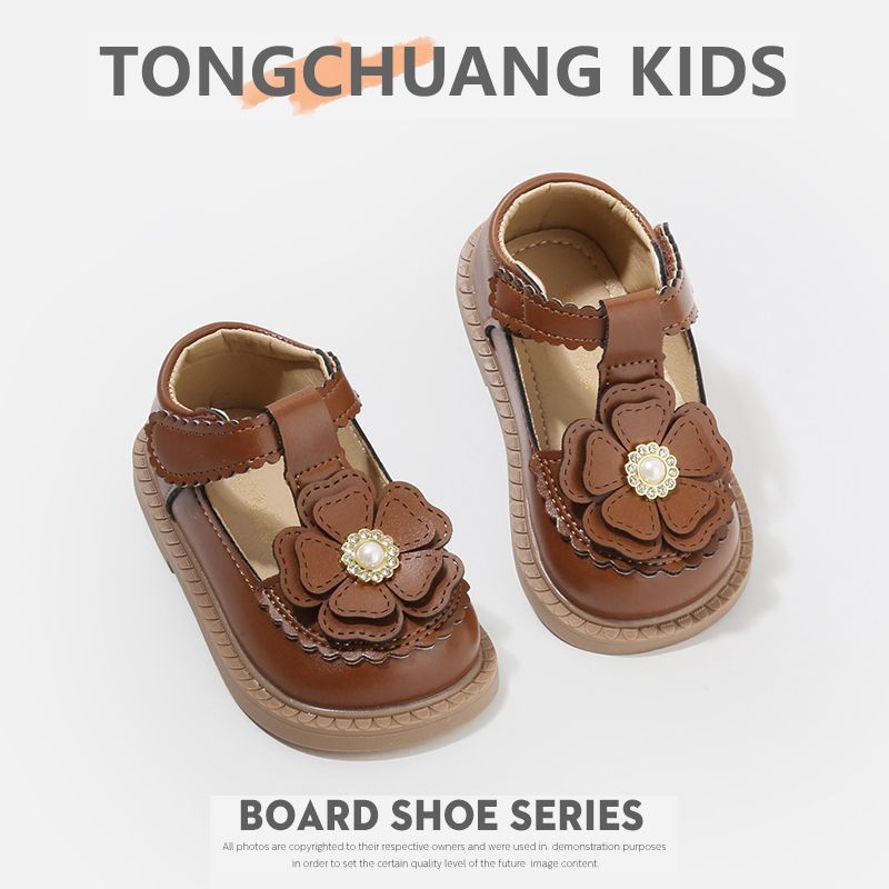 Cute children's comfortable shoes for early age