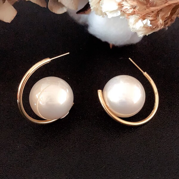 Elegant design sophisticated earrings from pearl