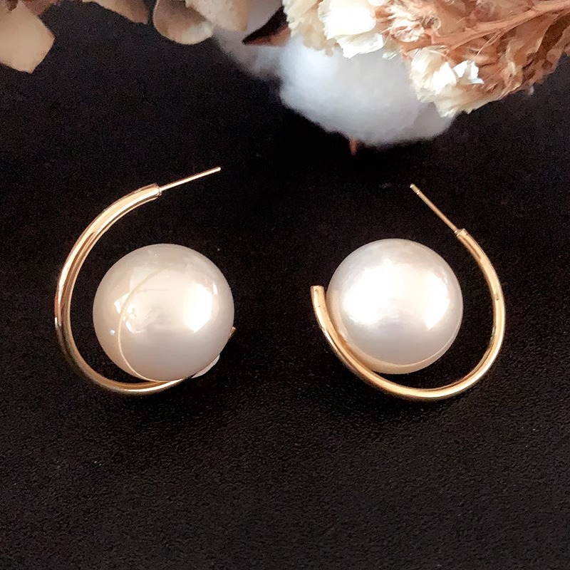Elegant design sophisticated earrings from pearl