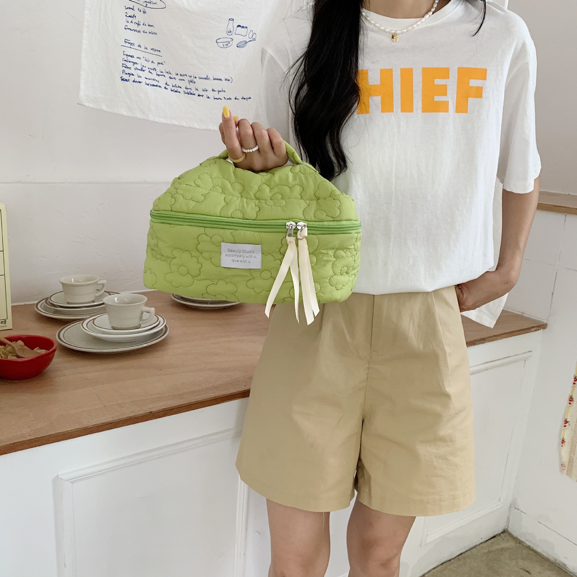 The 2631 Japanese-style fresh color-blocking flower hand-held makeup bag has a large capacity and can be carried hand in hand with a storage bag and a student pen case undefined