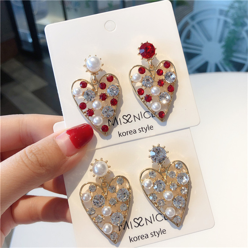 Pendientes De Aleación En Forma De Corazón Huecos Con Diamantes De Imitación De Perlas De Moda Al Por Mayor display picture 3