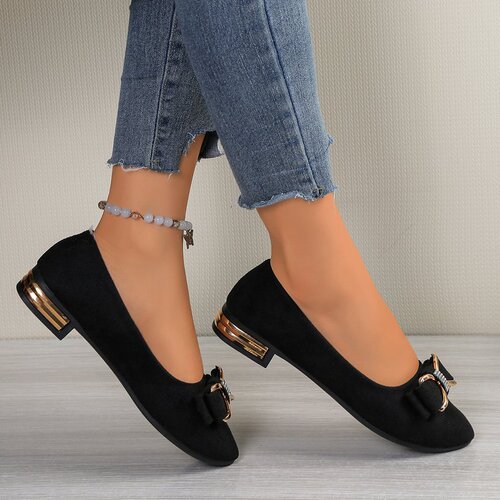 Your shoe cabinet must be missing a pair of these single shoes, they go even better with skirts!