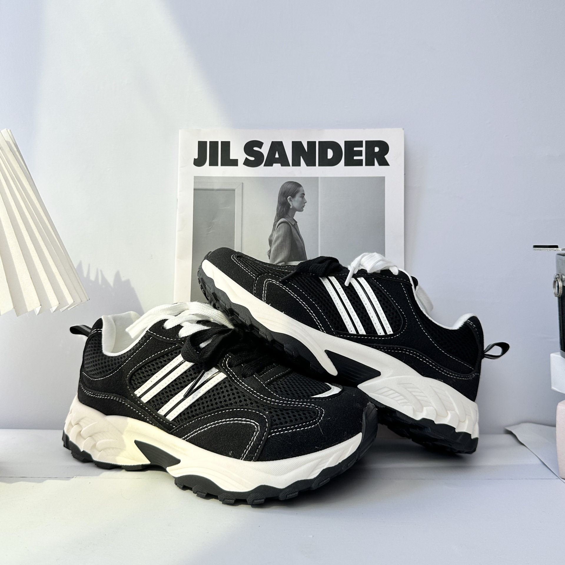 Zapatos deportivos y casuales de ondas distantes para niños y niñas en otoño de 2025 nuevos tipos de explosión, todos los tipos de zapatos de skate de suela gruesa ligera para padres