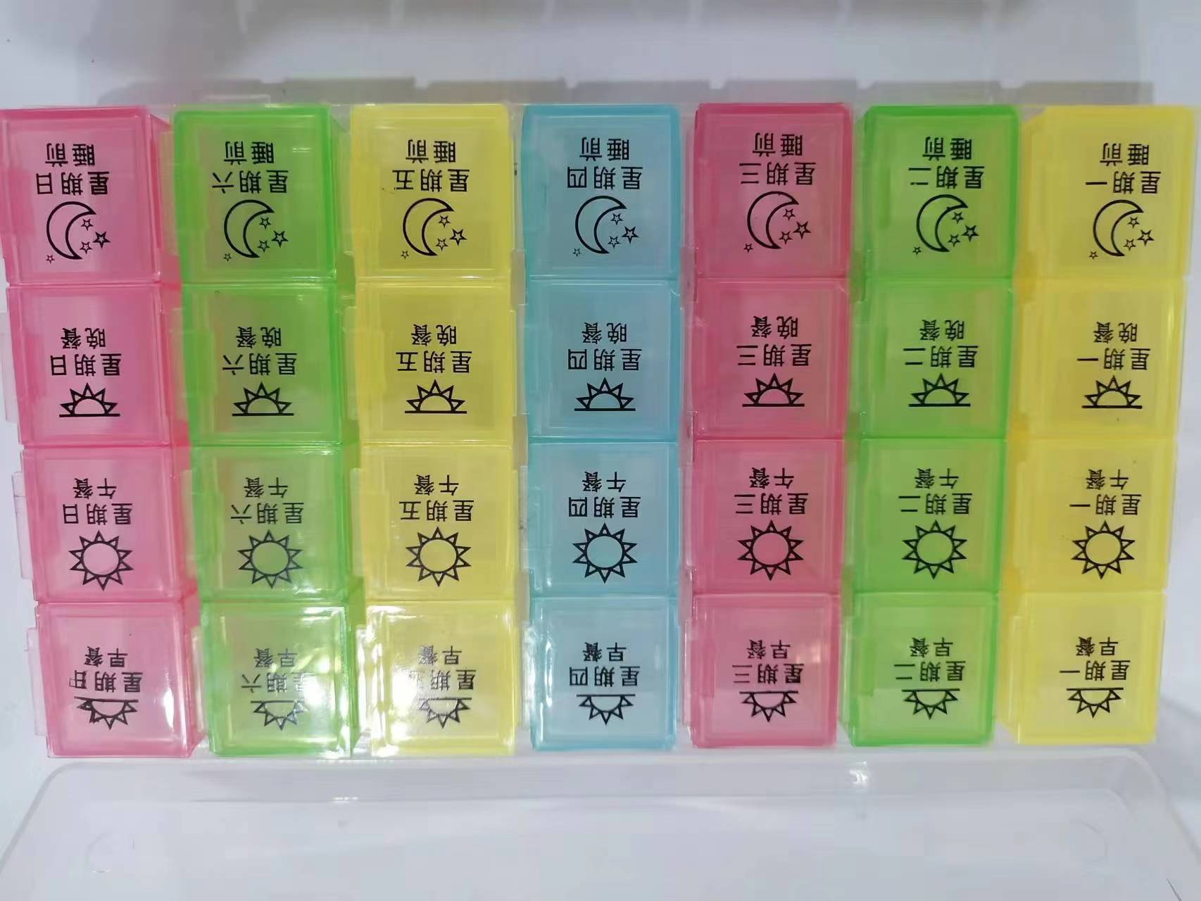 源头厂家批发28格大小号收纳药盒便携一周药丸盒