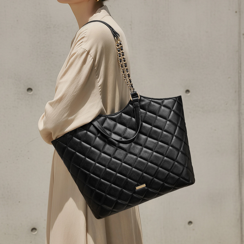[Karoladaisy] Light Luxury Large-Capacity Chain Tote Bag, Versatile High-End Satchel Armpit Bag, Large Commuter Bag