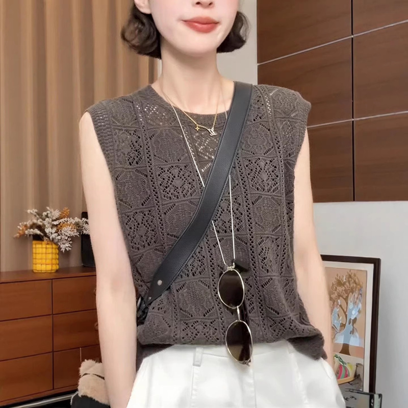 2026 Summer Fashion Elegant High-End Sleeveless Knitted Vest for Women Gray Hollow-Out Versatile Top Thin Style for Women