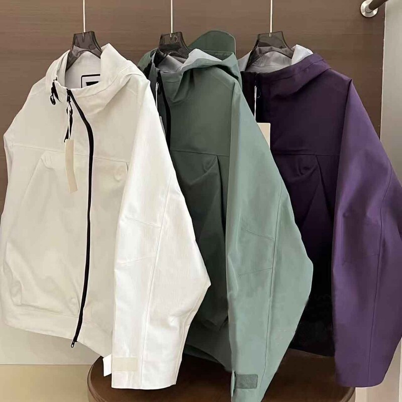 Clone the Same Outdoor Jacket for Men and Women, Spring and Autum Windproof and Waterproof Hiking and Mountaineering Clothing for Couples