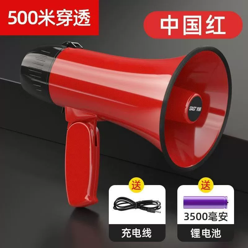 Senke держит громкоговоритель с громкоговорителем