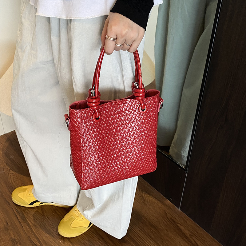 Bolso de cubo portátil tejido de comercio exterior femenino 2025 nuevo estilo estilo estilo occidental todo-fósforo bolso de mensajero de fuego súper casual simple