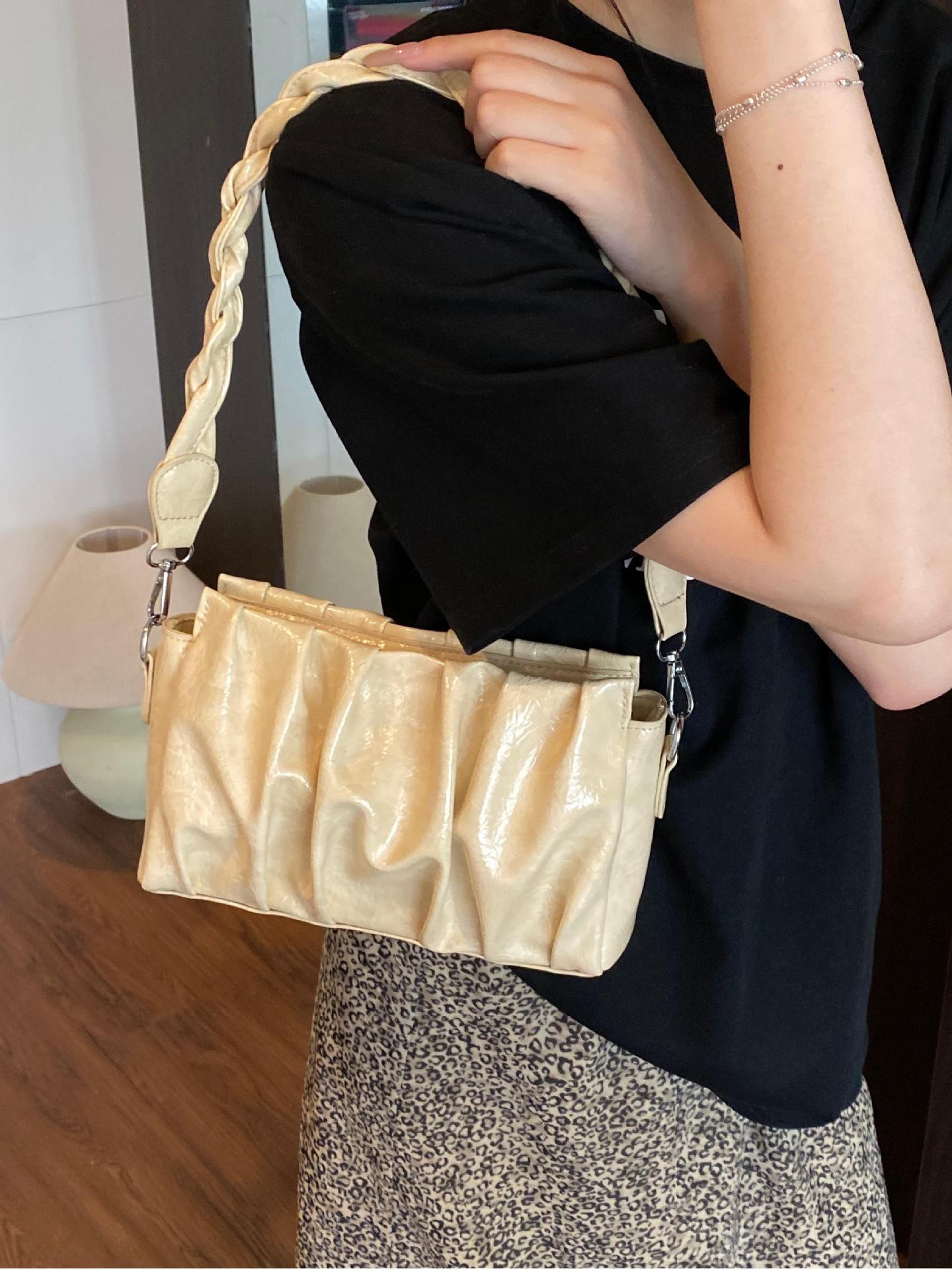 Bolso de cuero de cera de aceite de axila popular de este año para mujer 2025 nuevo bolso de nube plisada de estilo salvaje bolso de mensajero de un solo hombro de moda