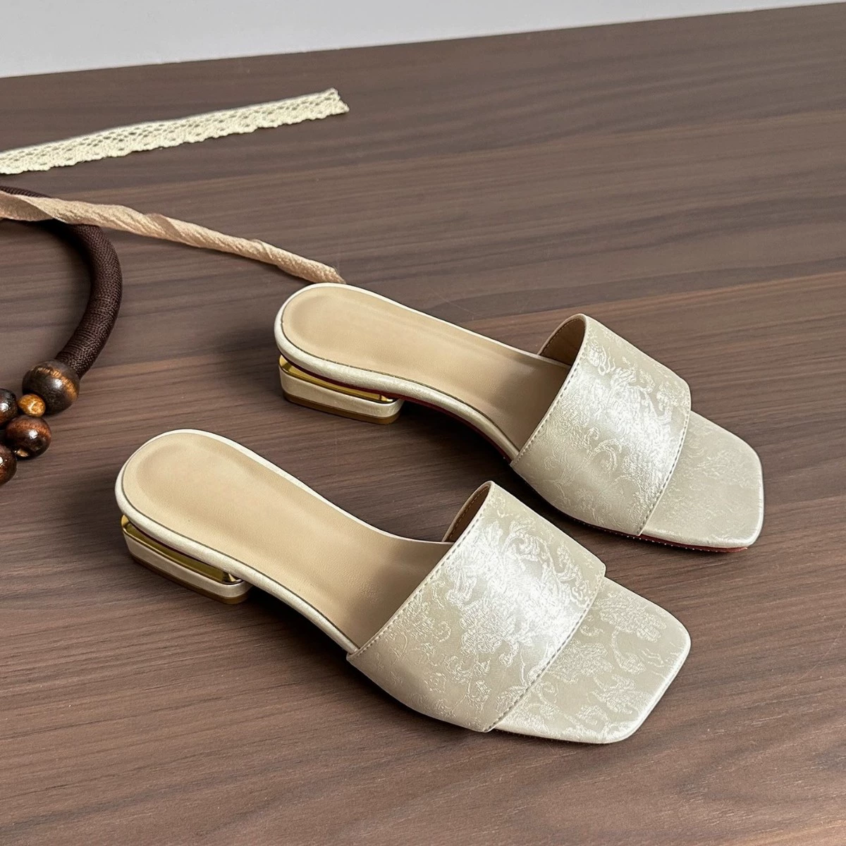 Ся вне носит моду высокого уровня с плоским дном