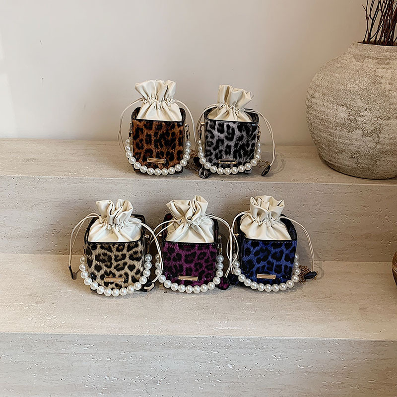 Bolso diagonal de un solo hombro coreano perla femenina 2025 nueva moda moda cadena estampado de leopardo pequeño bolso cuadrado bolso cubo bolso