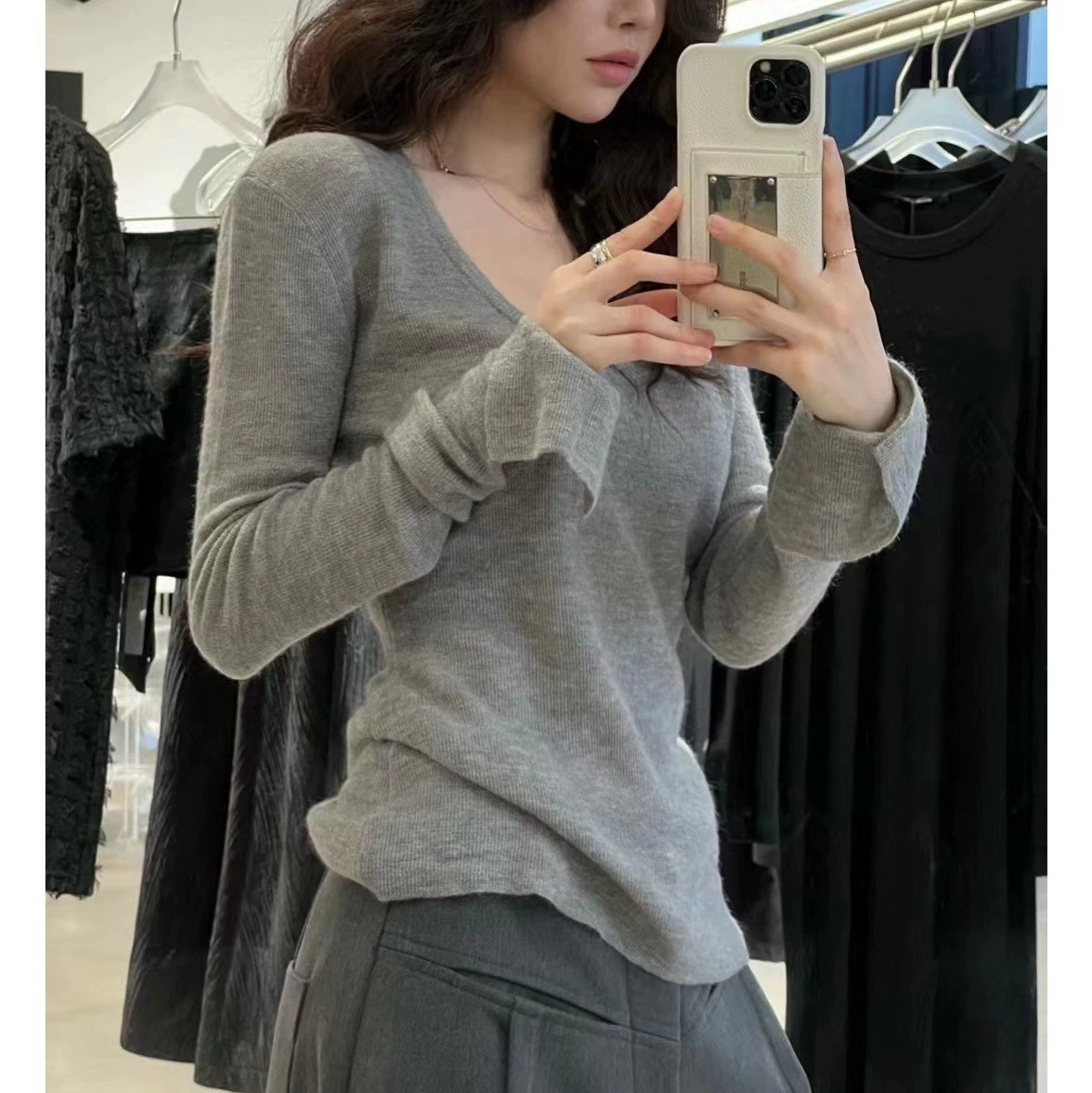 2024 осень и зима новые пригородные минималистские сплошные мягкие клейкие U-образные воротники тонкое тело с длинными рукавами шерстяная трикотажная нижняя рубашка женская