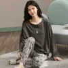 Серый клубничный