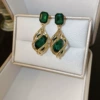 Серебристый штифт — зелёные каплевидные серьги