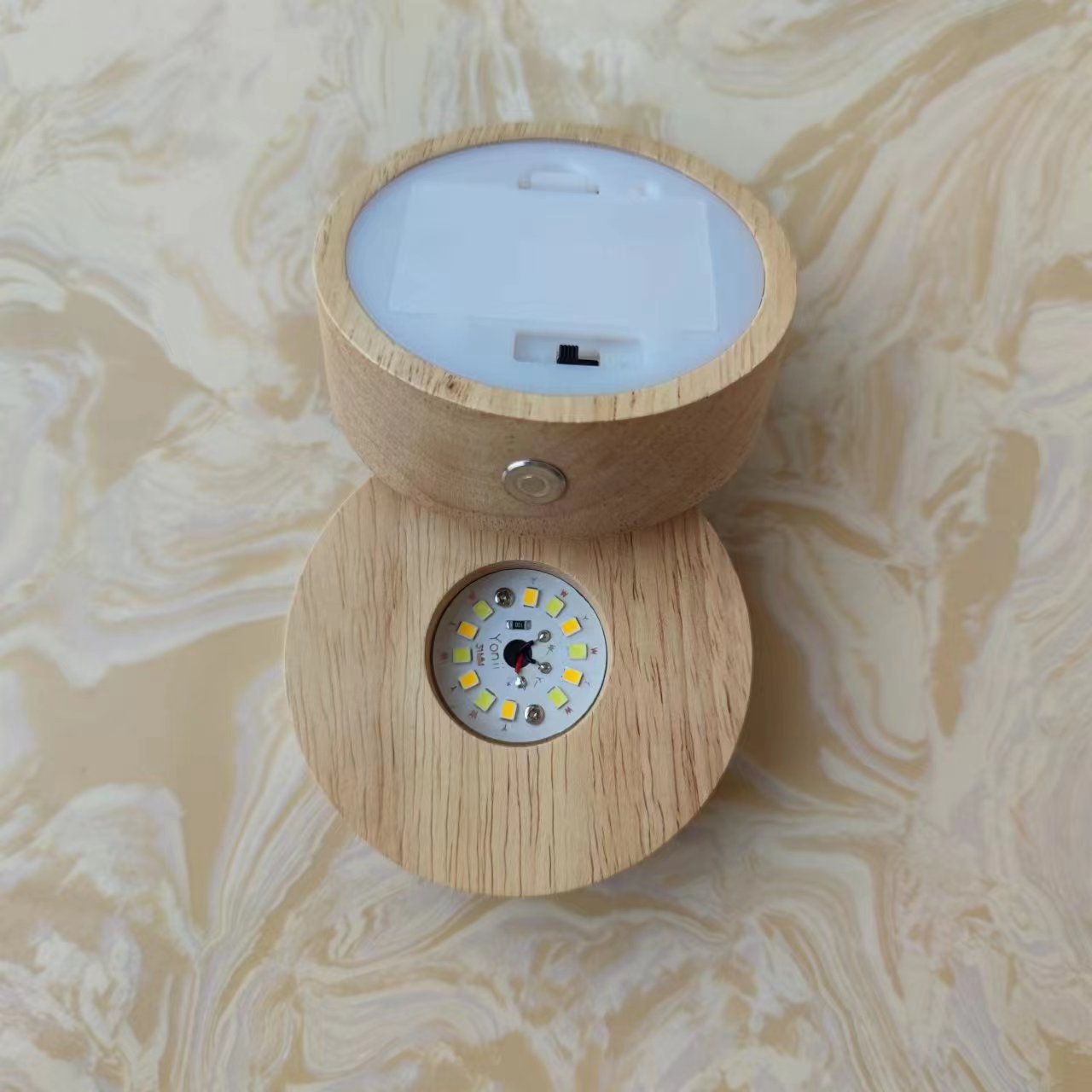 Yonii LED luz nocturna de madera maciza 3 pilas AAA luz cálida de base luminosa de madera maciza redonda inalámbrica