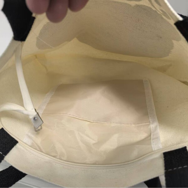 Capacious shopping bag with zipper