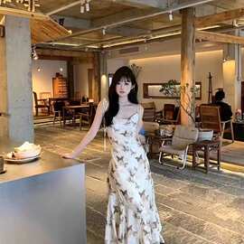 【内里+拉链】2024年新款吊带连衣裙女收腰不规则蝴蝶印花鱼尾裙