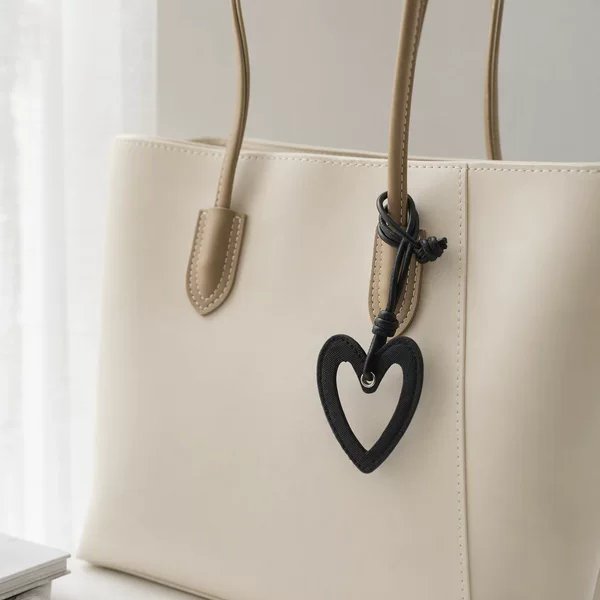 New Simple High-End Pu Leather Cut Out Heart Xiaohongshu Keychain Bag Pendant Jewelry Accessories Accessories