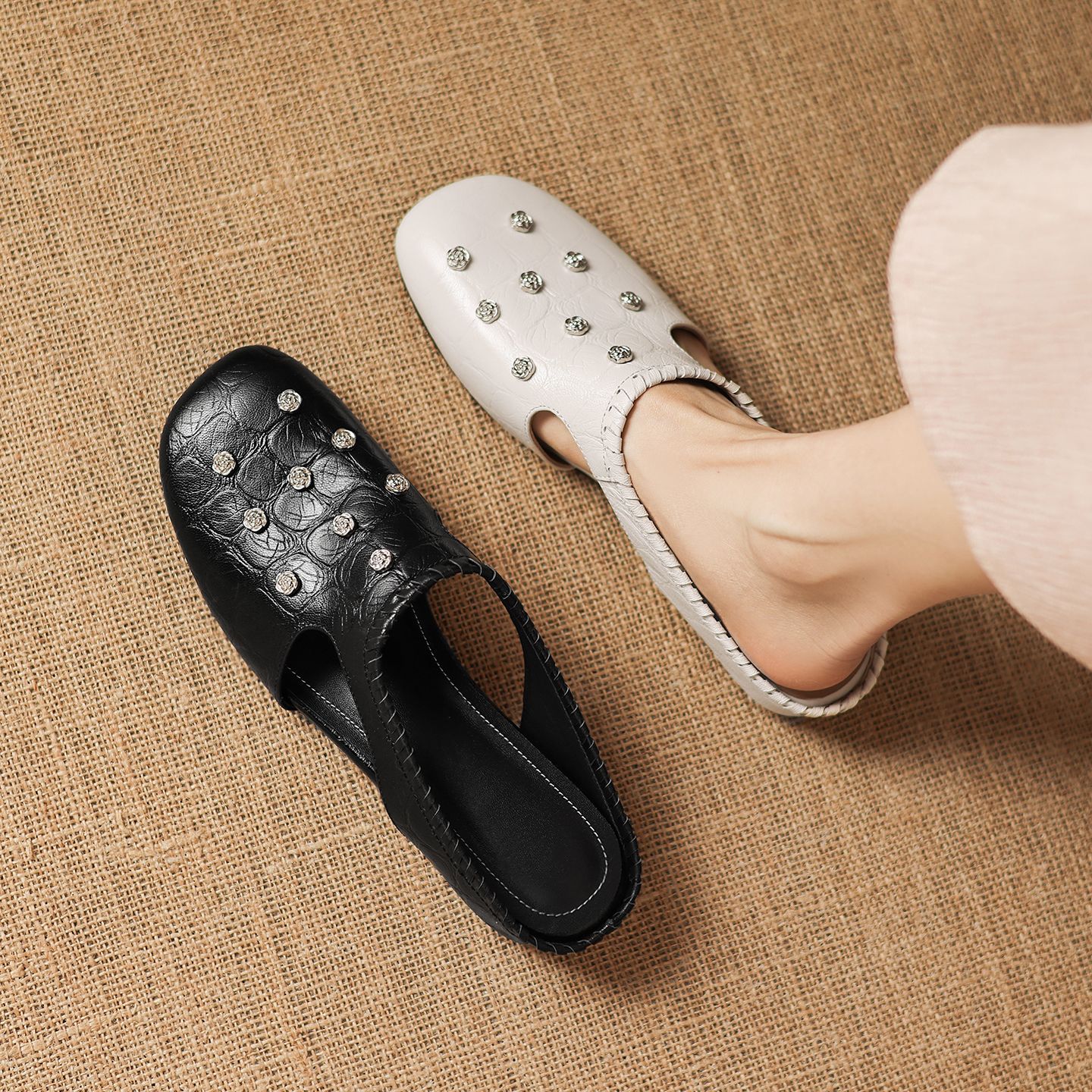 Sandal nữ hở mũi gót thấp da cừu vân đá, hoa đính mũi — đen
