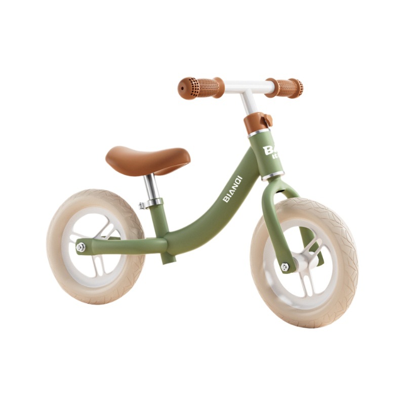 子供のバランス車は自転車に足を踏み入れていません。