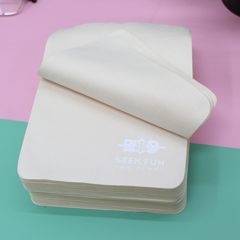 Paño de limpieza de fibra beige engrosado para gafas, paño de limpieza al por mayor para joyería y jade, paño para limpiar pantallas con impresión de logotipo