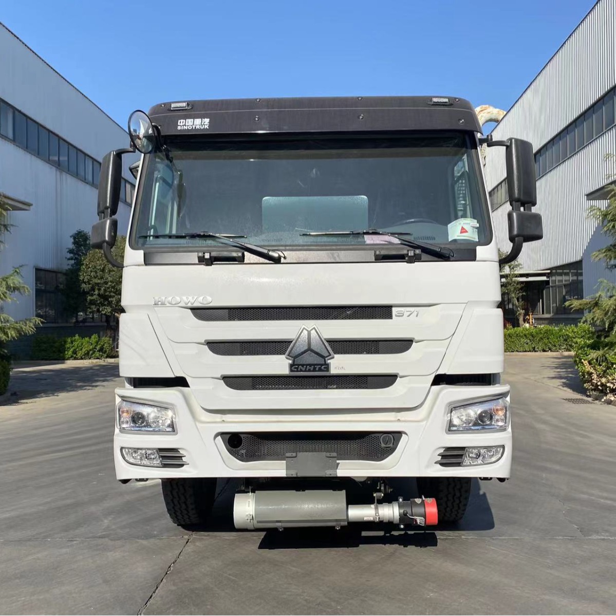 中国重汽豪沃加油罐车出口18953179826