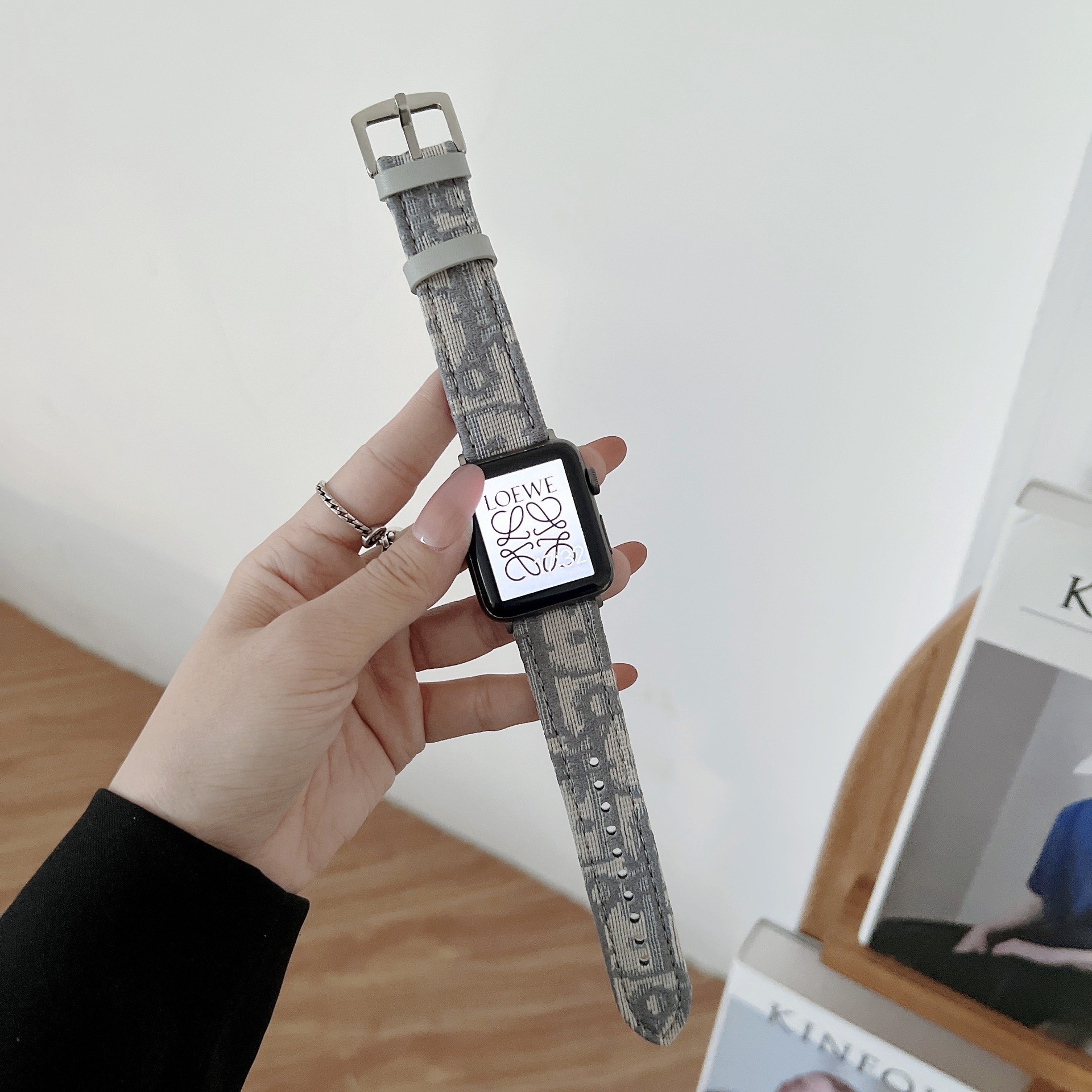 Suitable for Apple Huawei Samsung 22mm watch strap iWatch7654321 generation SE fashion brand canvas leather strap